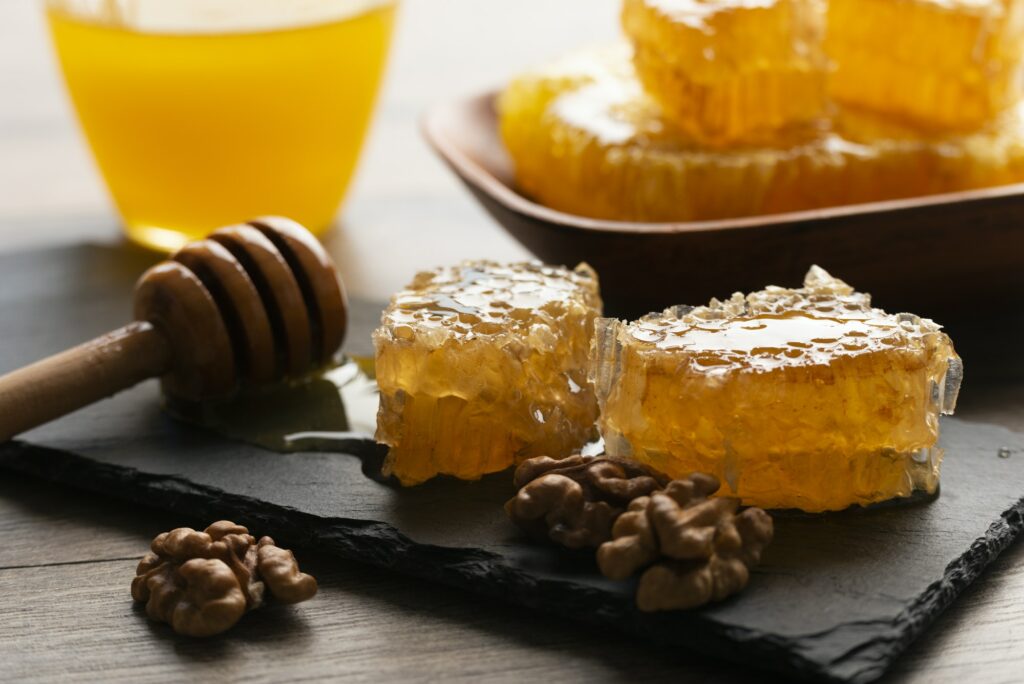 蜂蜜被認為營養價值高、具有抗菌特性和舒緩喉嚨的功效，並可以作為天然甜味劑。