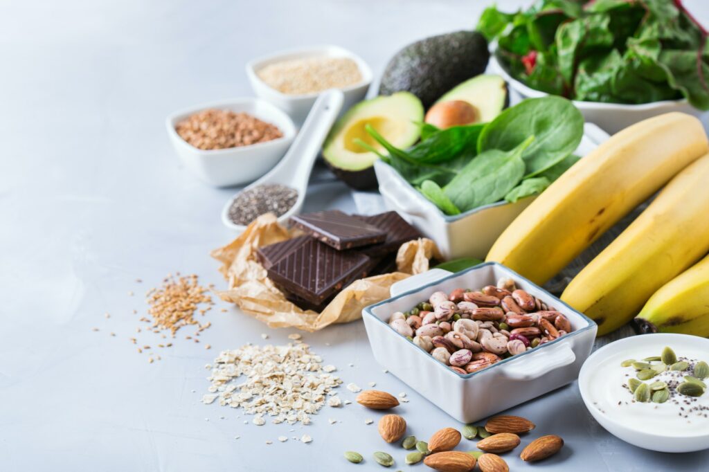 食物中含有鎂的食物包括深綠葉菜、豆類、全穀物穀物、堅果、魚和可可