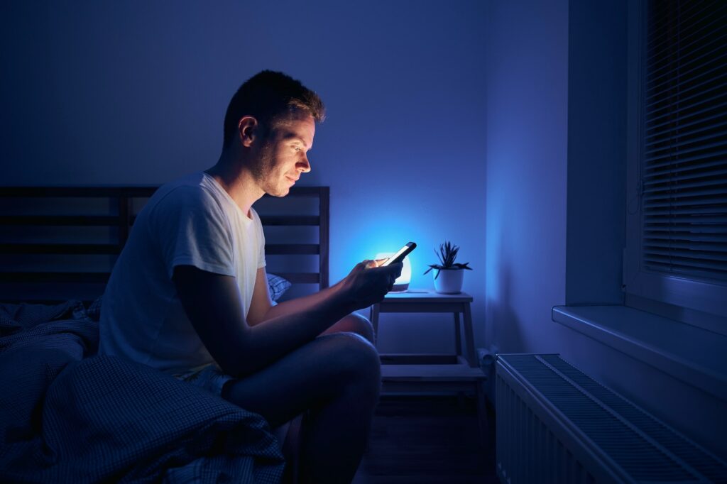 使用手機會暴露於藍光輻射，使入睡變得困難。