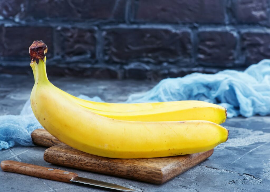 香蕉富含鎂和鉀，有助於放鬆肌肉並促進深度睡眠。