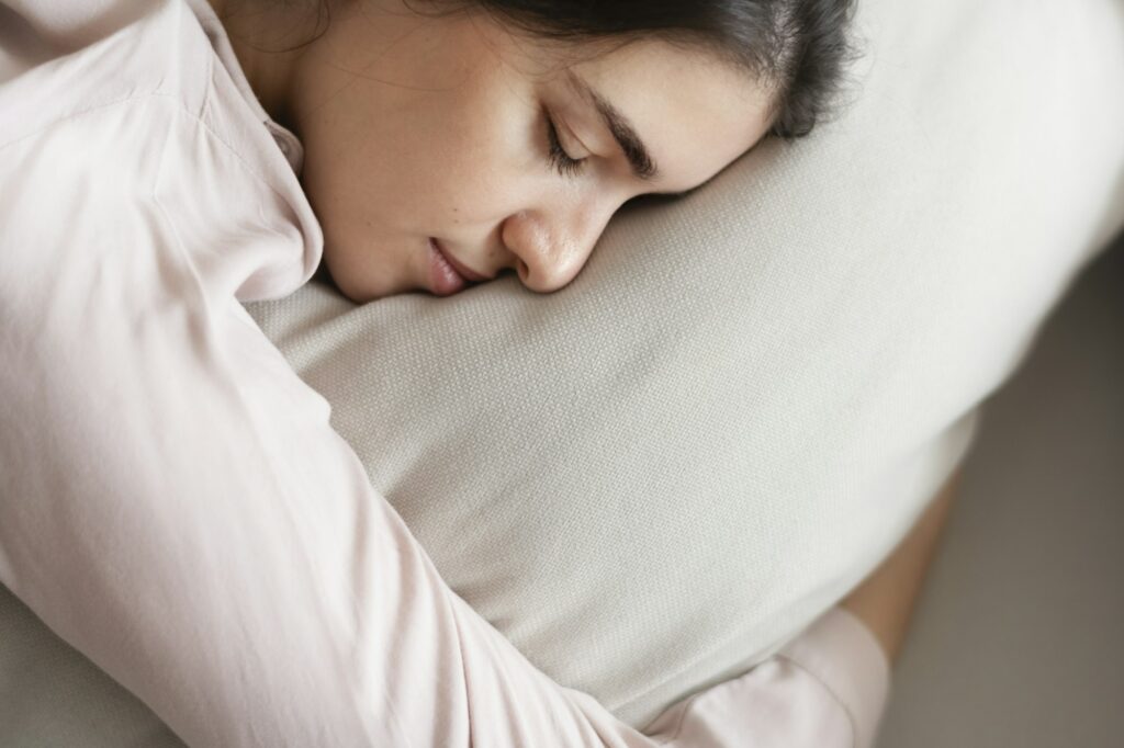 維持規律的睡眠時間表，確保每晚都有足夠的睡眠時間。